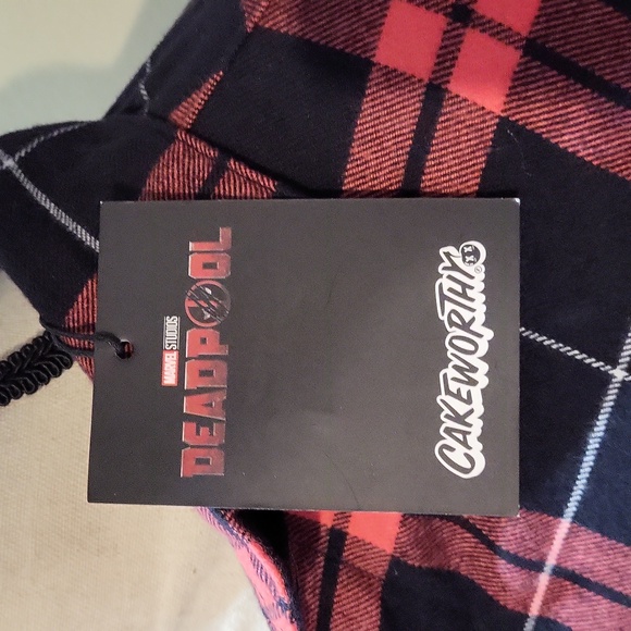 Cakeworthy Deadpool Flannel - Picture 9 of 14